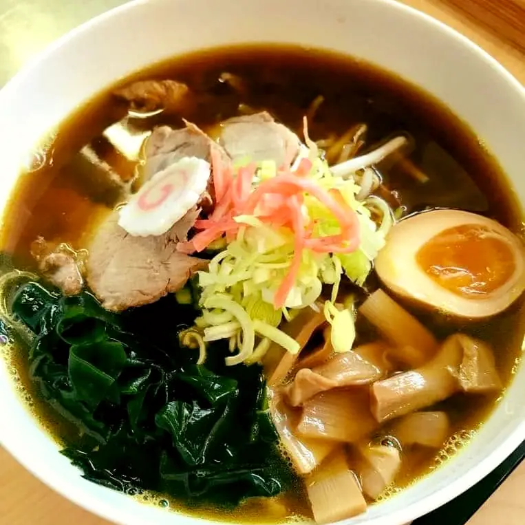 Ramen shoyu w białej misce z chashu, jajkiem i wakame