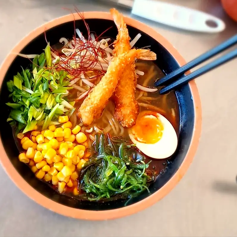 Ramen tom yum z krewetkami w panko, kukurydzą i jajkiem
