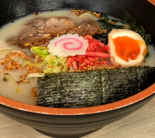 Ramen tonkotsu z białym bulionem, narutomaki, jajkiem i nori