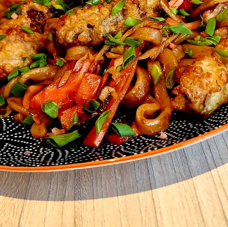 Smażony udon z kurczakiem w tempurze i dymką