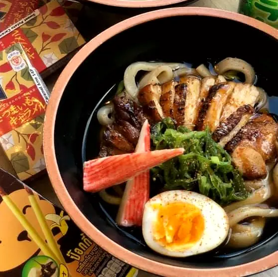 Udon tori z kurczakiem teriyaki, surimi i jajkiem