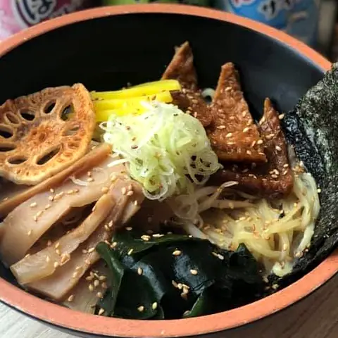 Wege ramen miso z chipsami z lotosu i tofu