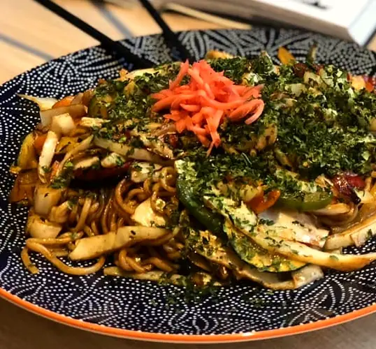 Yakisoba z aonori i beni shoga na granatowym talerzu